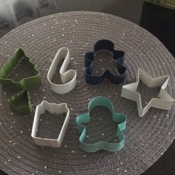 NWT Wilton Metal Christmas Cookie Cutters-7 shapes - Picture 2 of 3